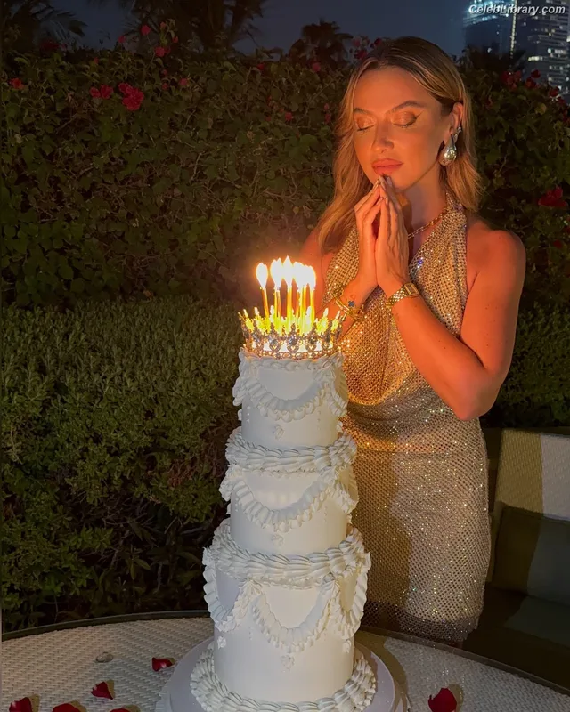 Hadise photo 2 of 320
