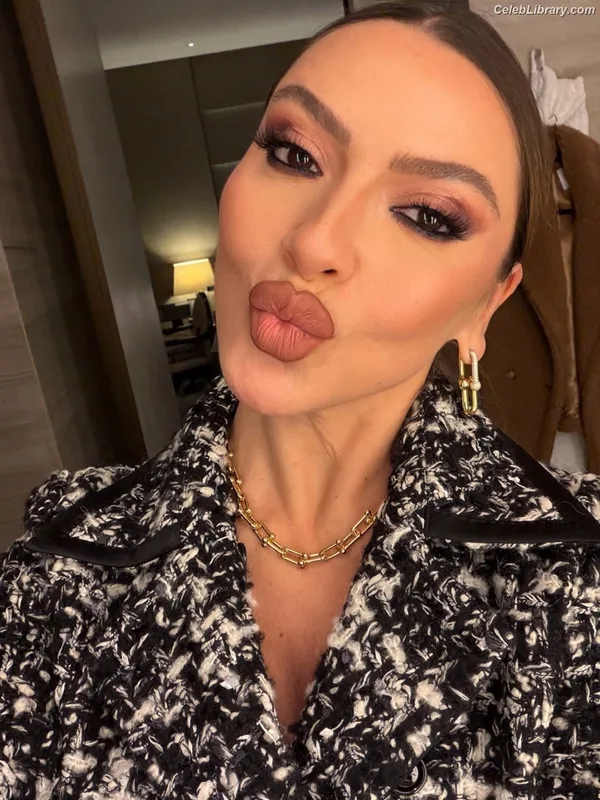 Hadise photo 23 of 320