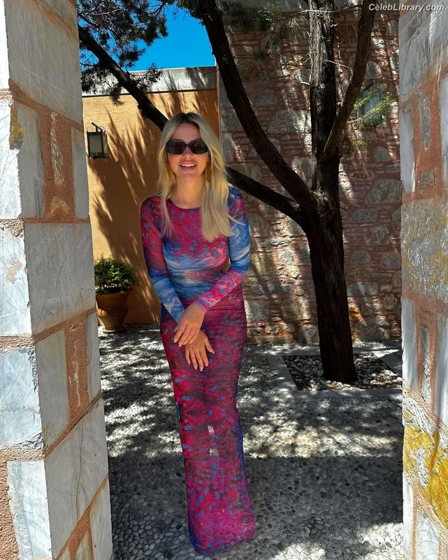 Hadise photo 19 of 320