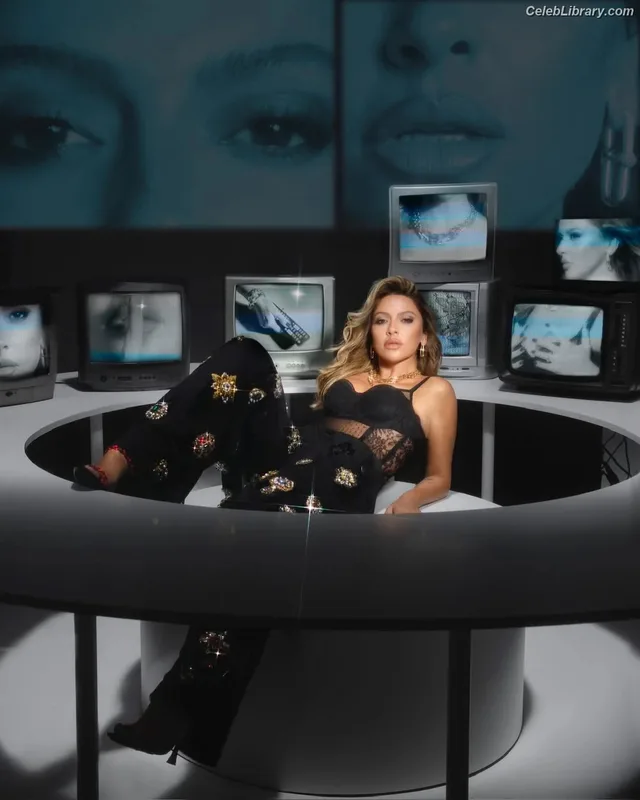 Hadise photo 23 of 320