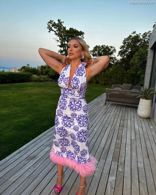 Hadise photo 8 of 320