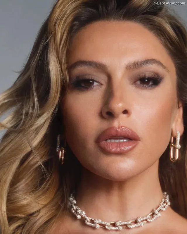 Hadise photo 2 of 320