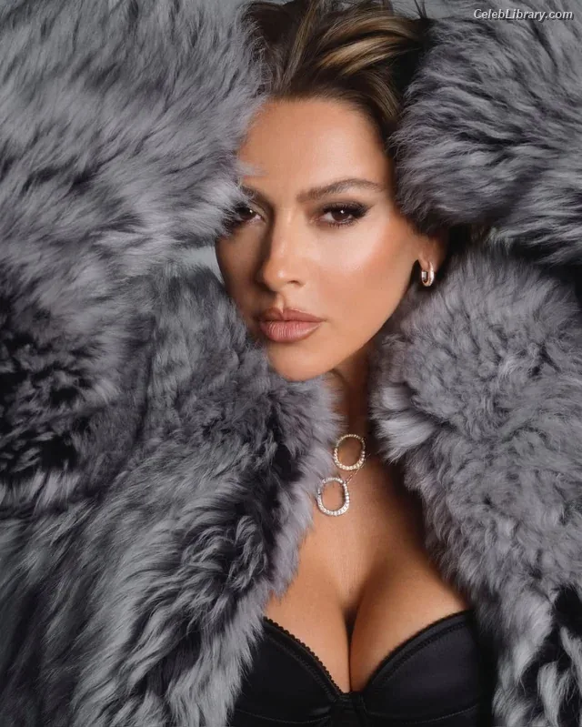 Hadise photo 11 of 320