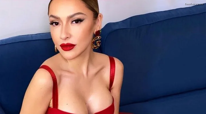 Hadise photo 1 of 320