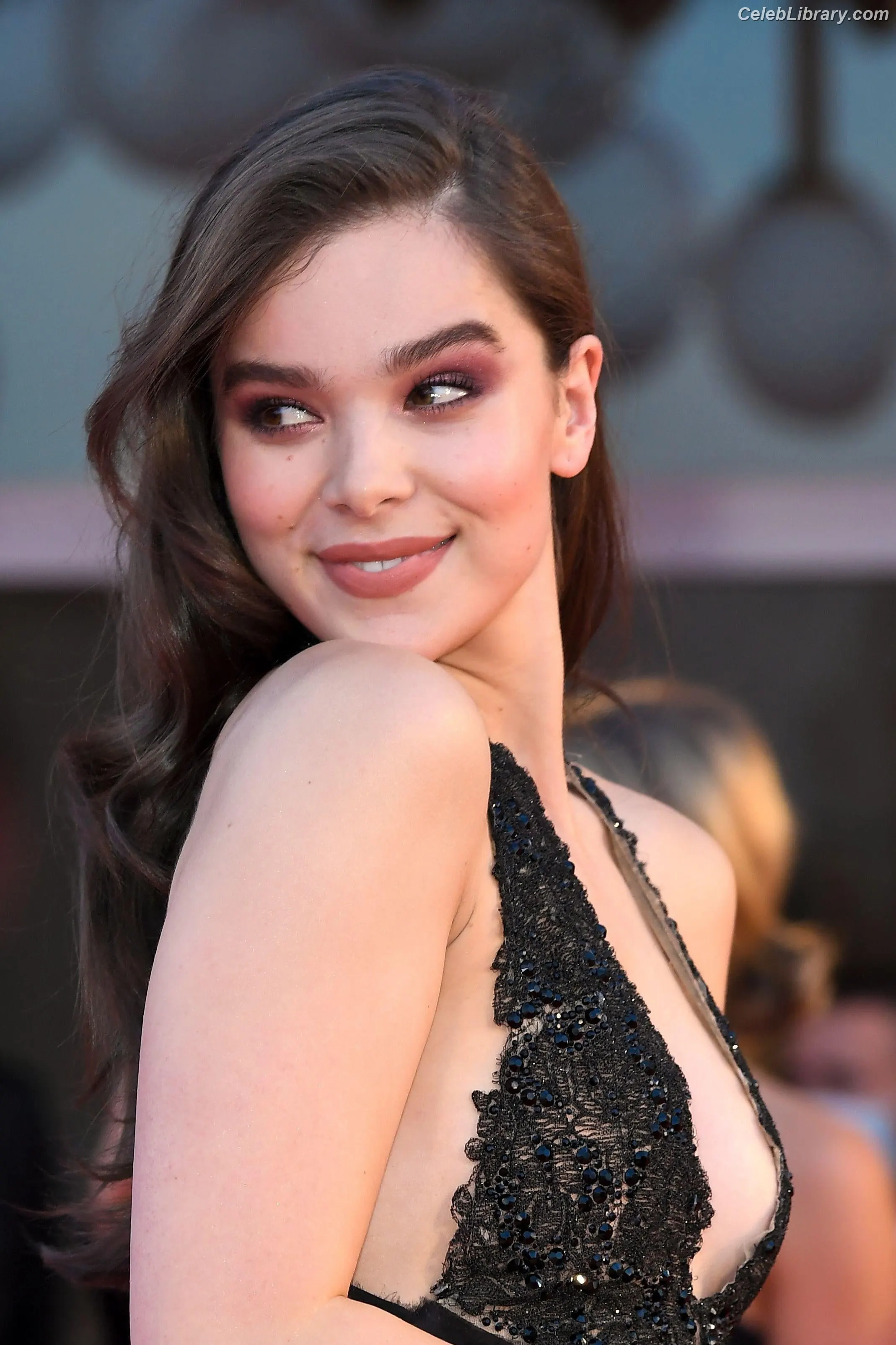 Hailee Steinfeld photo 5 of 1041