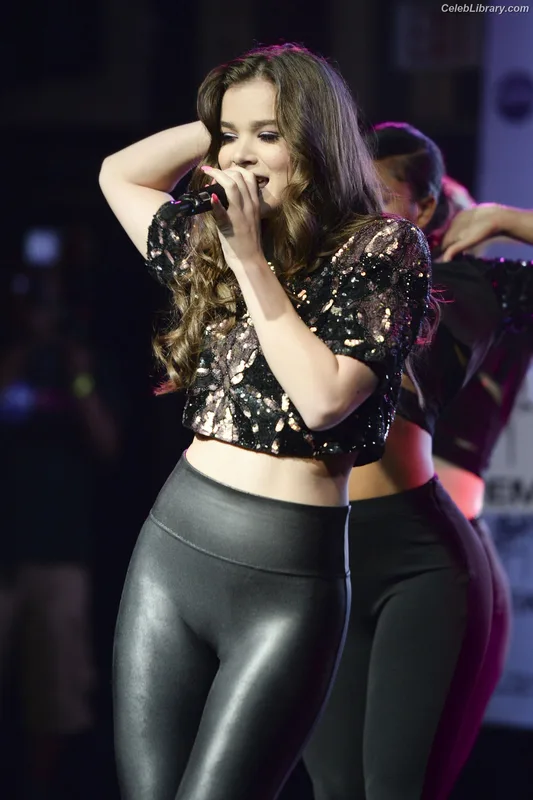 Hailee Steinfeld photo 1 of 1042