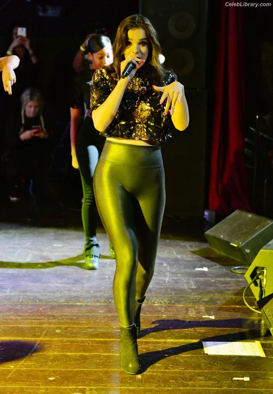 Hailee Steinfeld photo 10 of 1042