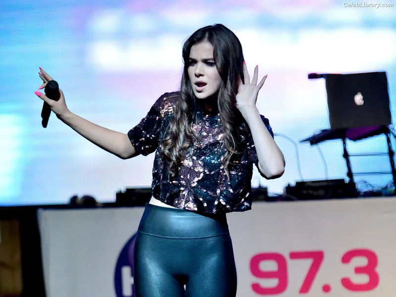 Hailee Steinfeld photo 15 of 1042