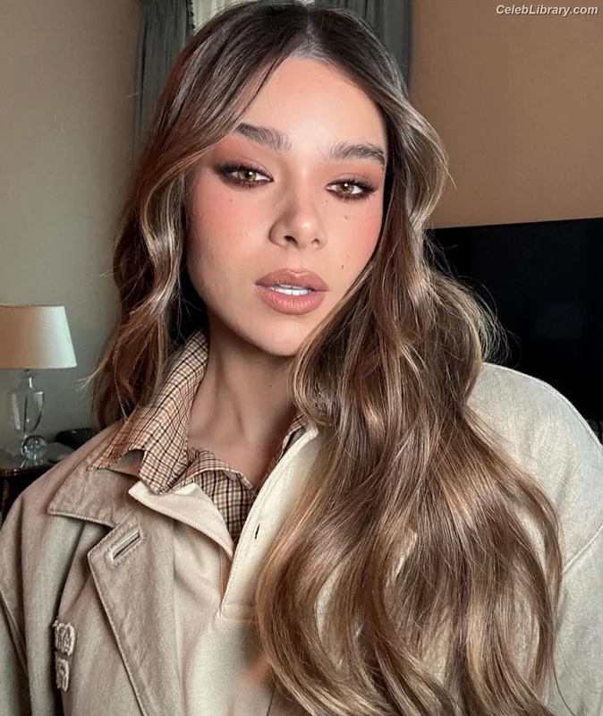 Hailee Steinfeld photo 19 of 1042