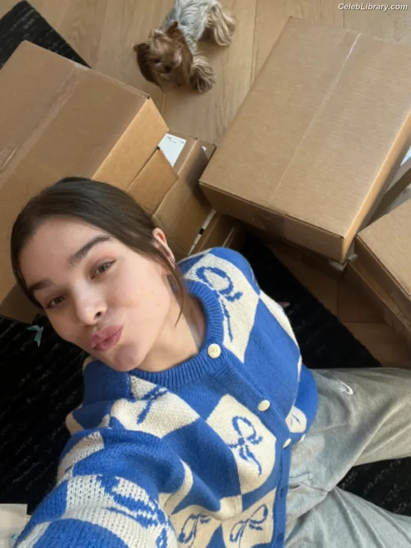 Hailee Steinfeld photo 3 of 1042
