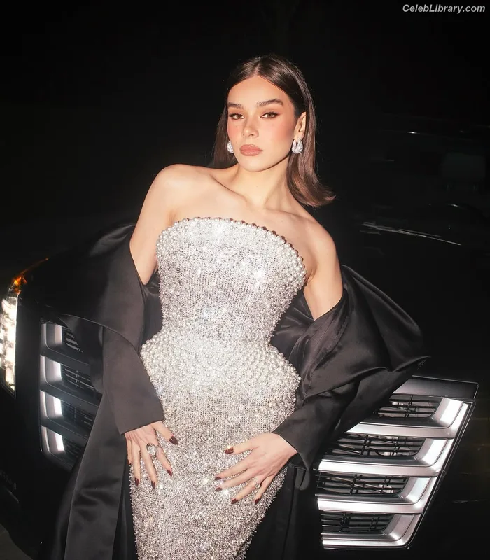 Hailee Steinfeld photo 14 of 1042