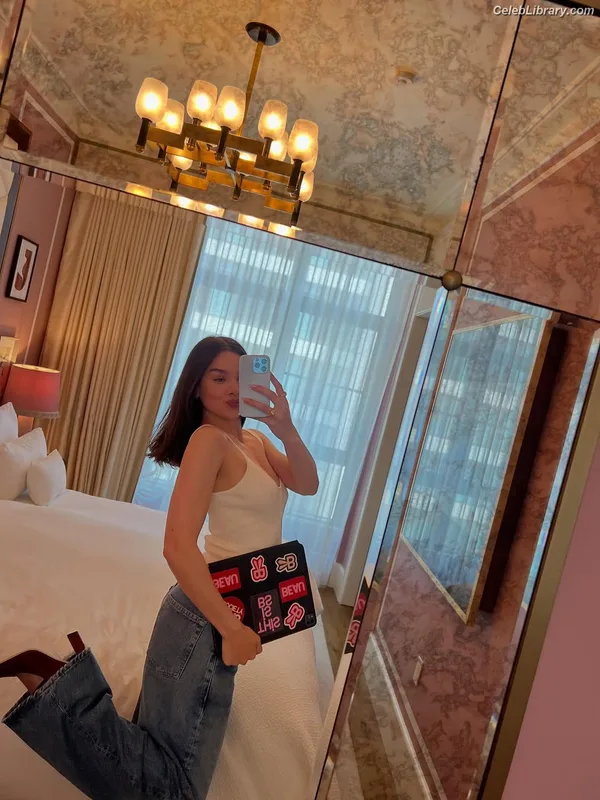 Hailee Steinfeld photo 22 of 1042