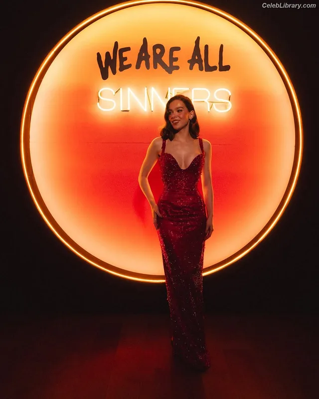 Hailee Steinfeld photo 21 of 1042