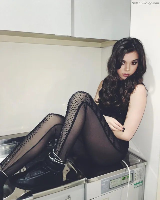 Hailee Steinfeld photo 1 of 1042