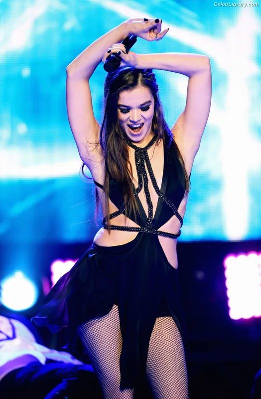 Hailee Steinfeld photo 3 of 1042