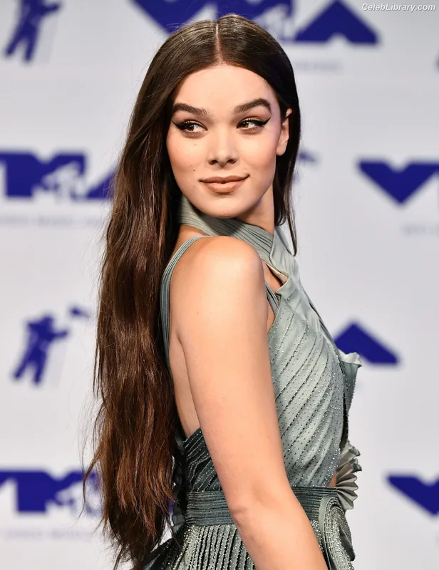 Hailee Steinfeld photo 6 of 1042
