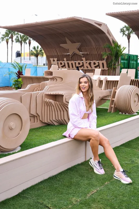 Hailee Steinfeld photo 20 of 1042