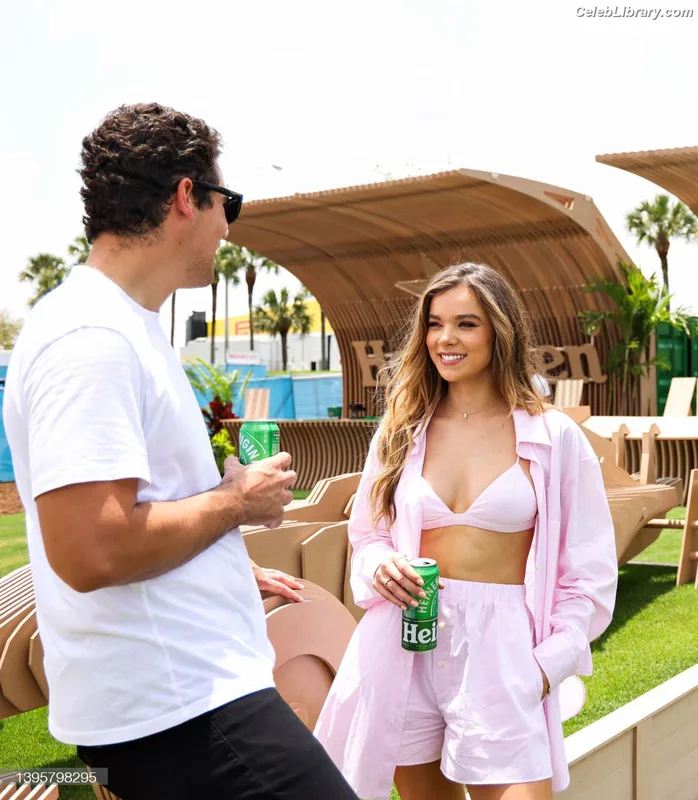 Hailee Steinfeld photo 21 of 1042