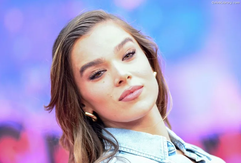 Hailee Steinfeld photo 15 of 1042