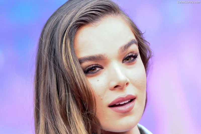 Hailee Steinfeld photo 16 of 1042