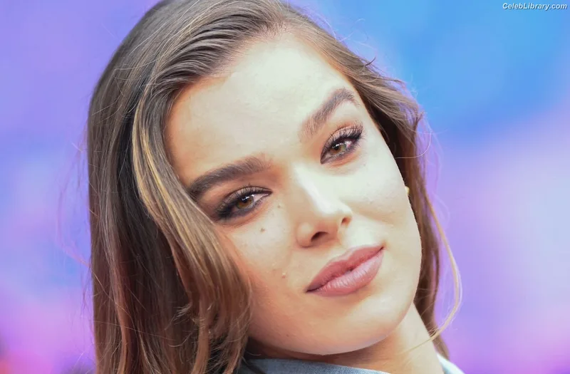 Hailee Steinfeld photo 17 of 1042