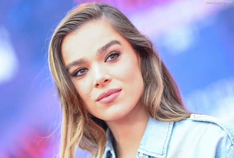 Hailee Steinfeld photo 18 of 1042