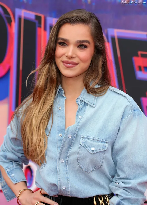 Hailee Steinfeld photo 22 of 1042