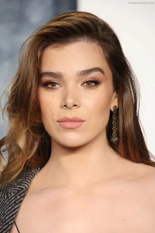 Hailee Steinfeld photo 17 of 1042