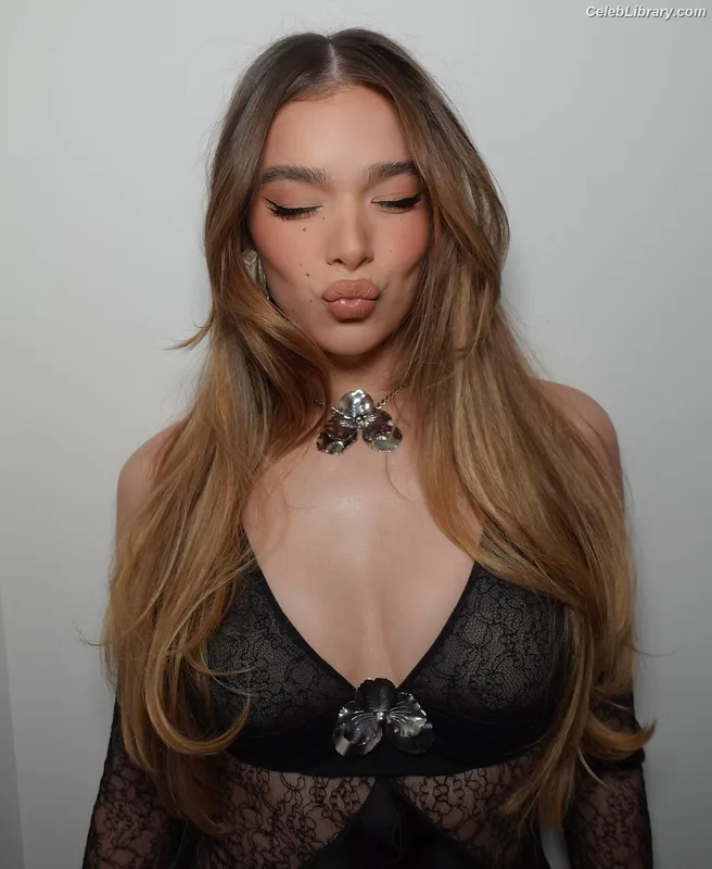 Hailee Steinfeld photo 24 of 1042
