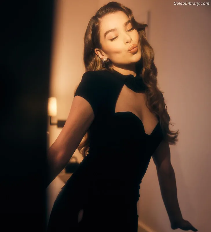 Hailee Steinfeld photo 3 of 1042