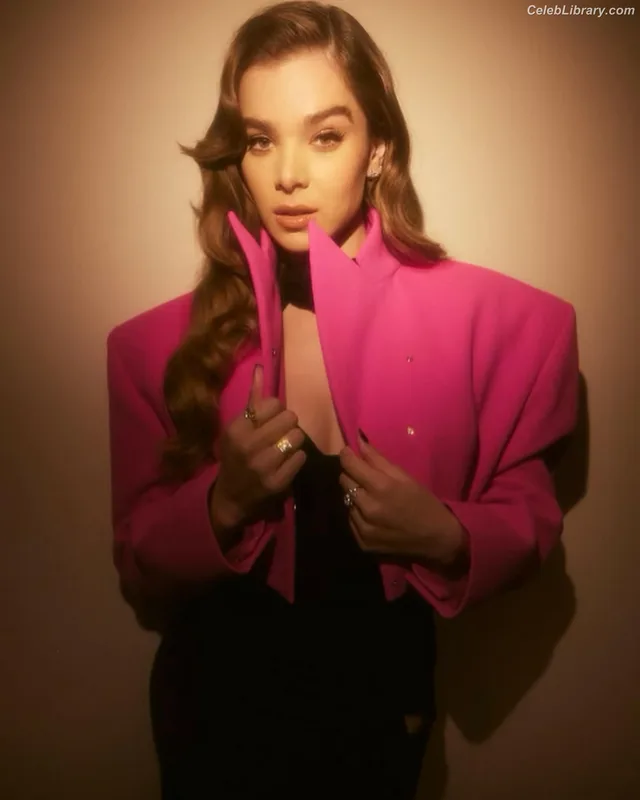 Hailee Steinfeld photo 15 of 1042