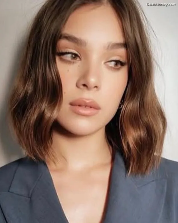 Hailee Steinfeld photo 19 of 1042