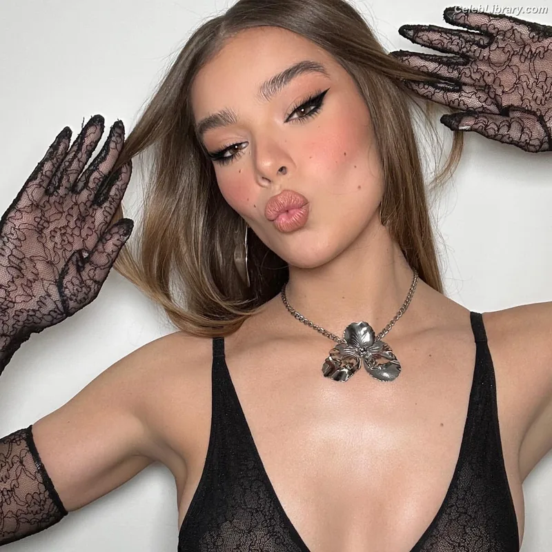 Hailee Steinfeld photo 12 of 1042