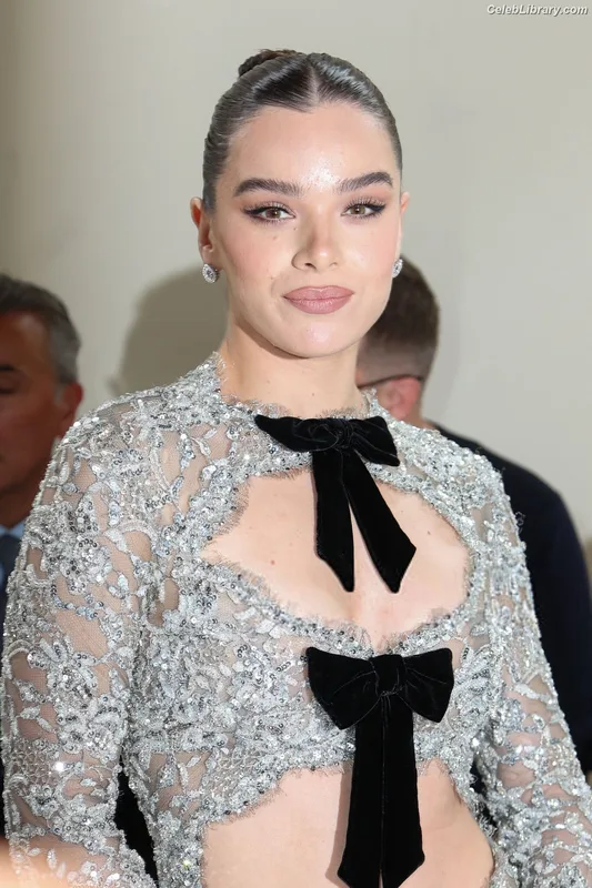 Hailee Steinfeld photo 21 of 1042