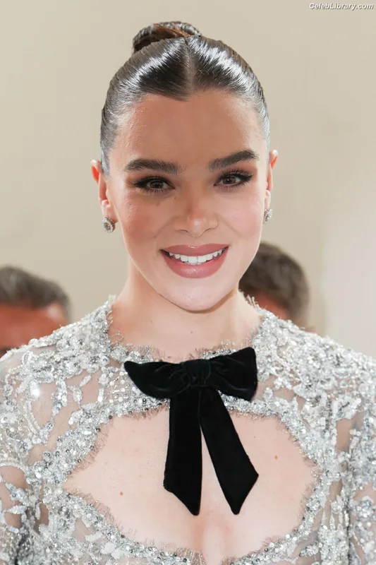 Hailee Steinfeld photo 22 of 1042
