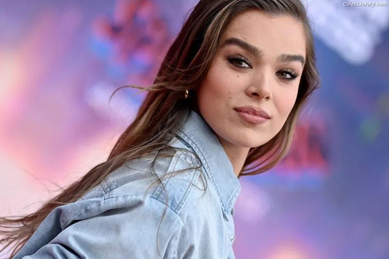 Hailee Steinfeld photo 8 of 1042