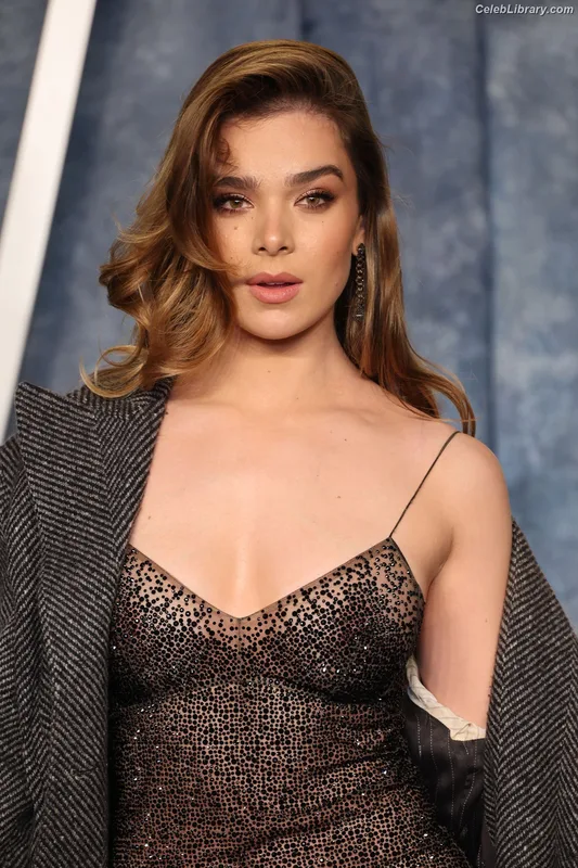 Hailee Steinfeld photo 9 of 1042