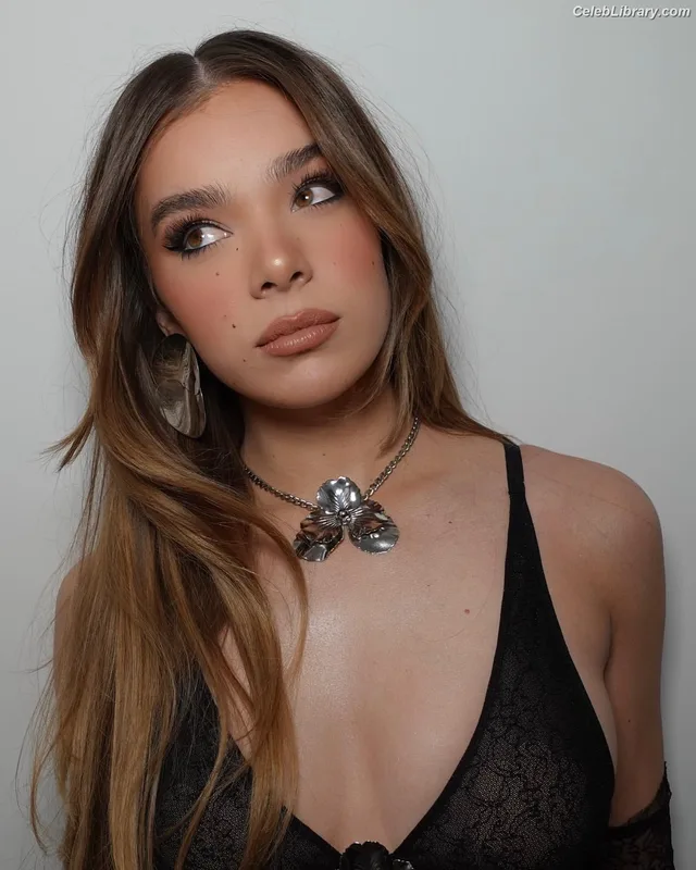 Hailee Steinfeld photo 18 of 1042