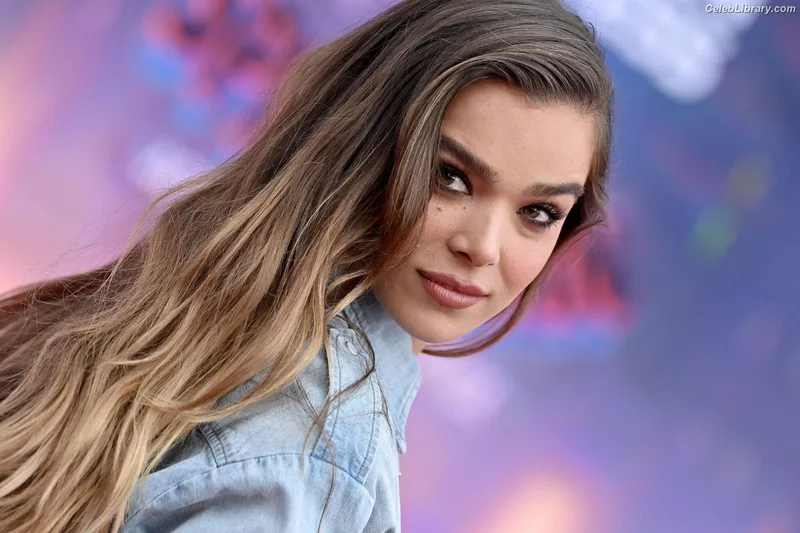 Hailee Steinfeld photo 20 of 1042
