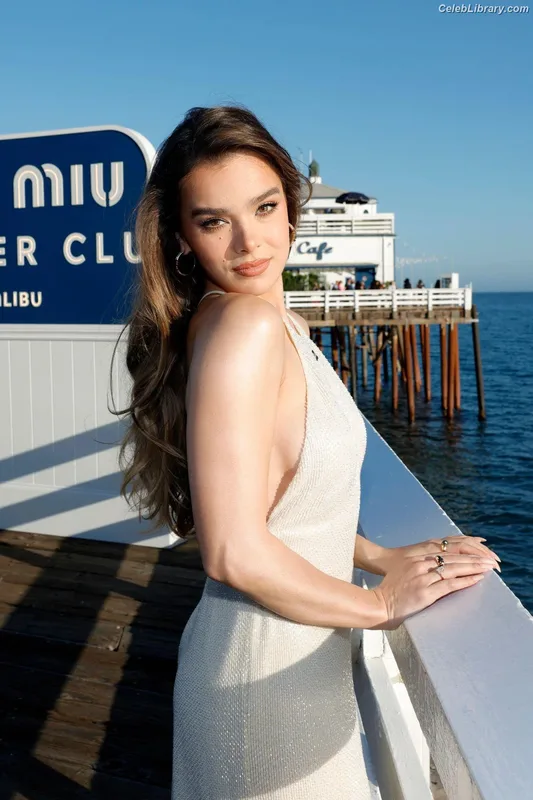 Hailee Steinfeld photo 21 of 1042