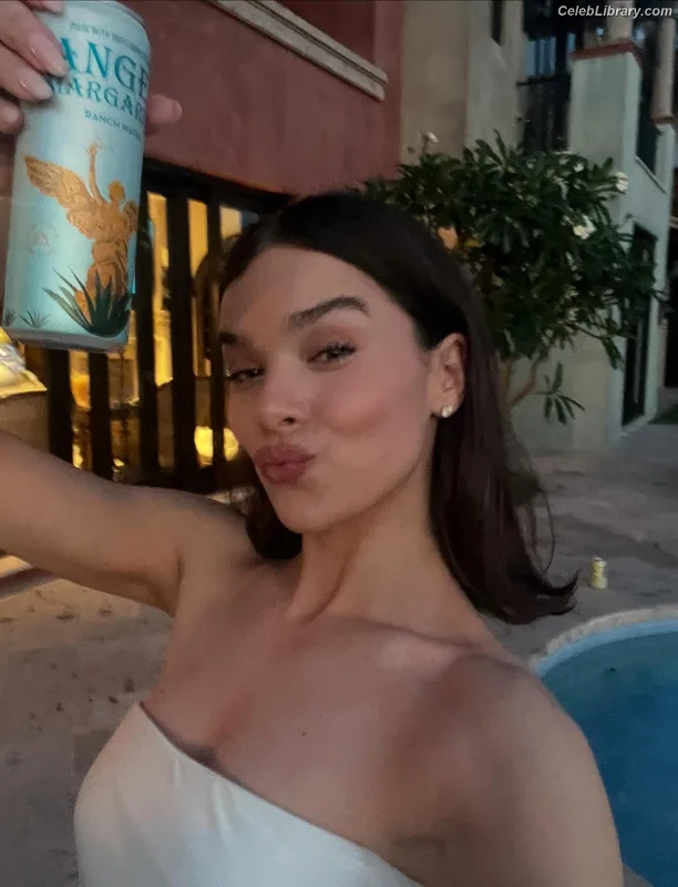 Hailee Steinfeld photo 16 of 1042