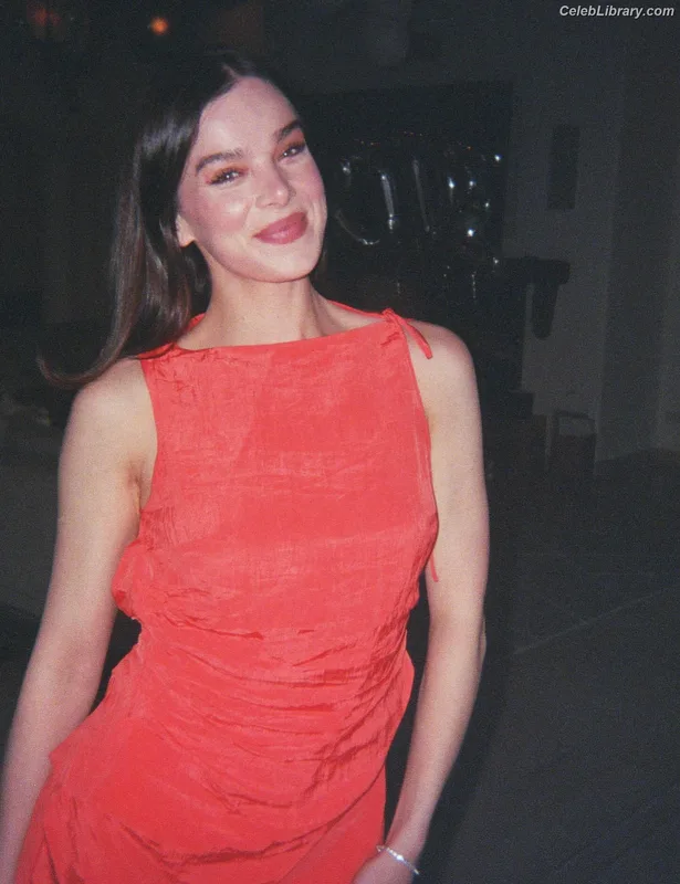 Hailee Steinfeld photo 18 of 1042