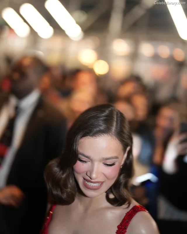 Hailee Steinfeld photo 23 of 1042