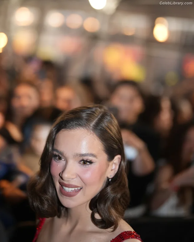 Hailee Steinfeld photo 3 of 1042