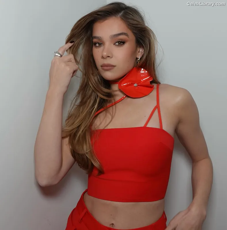 Hailee Steinfeld photo 9 of 1042