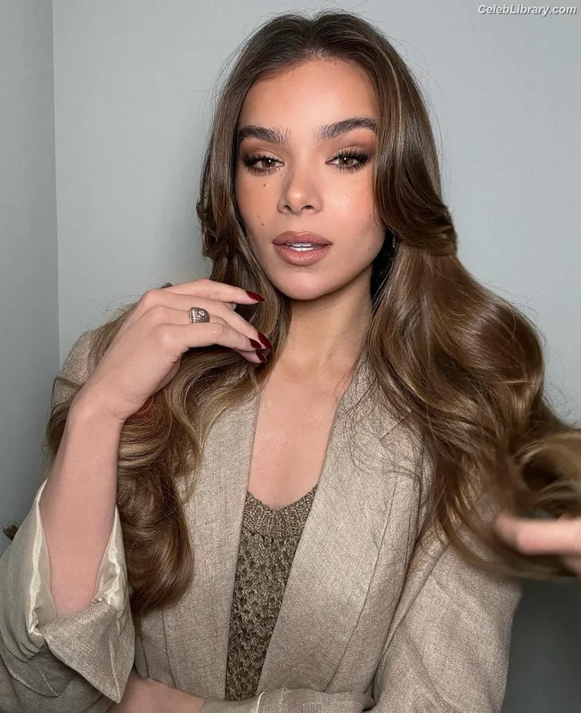 Hailee Steinfeld photo 11 of 1042