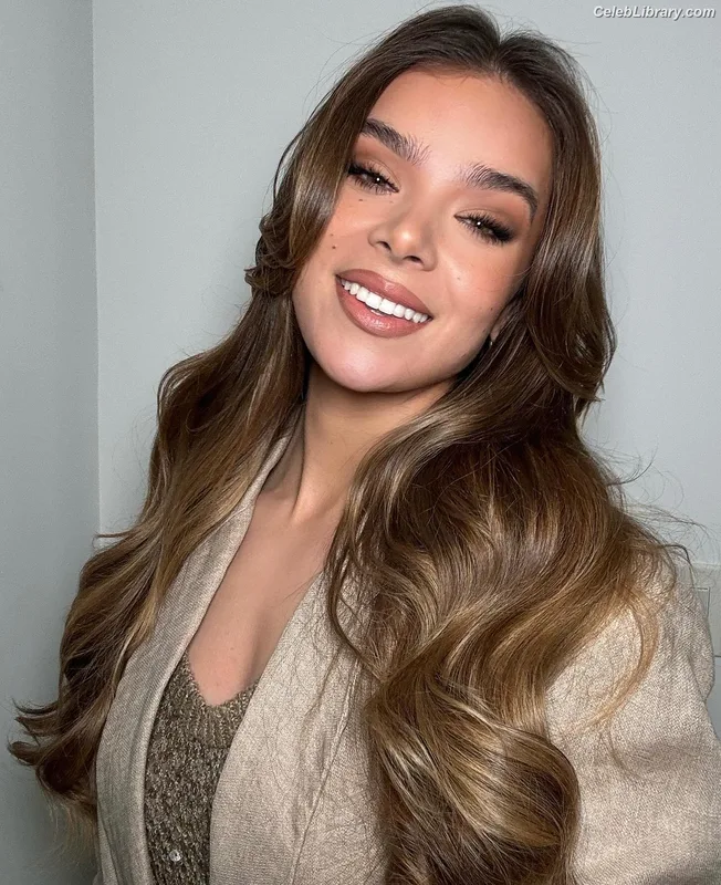 Hailee Steinfeld photo 13 of 1042