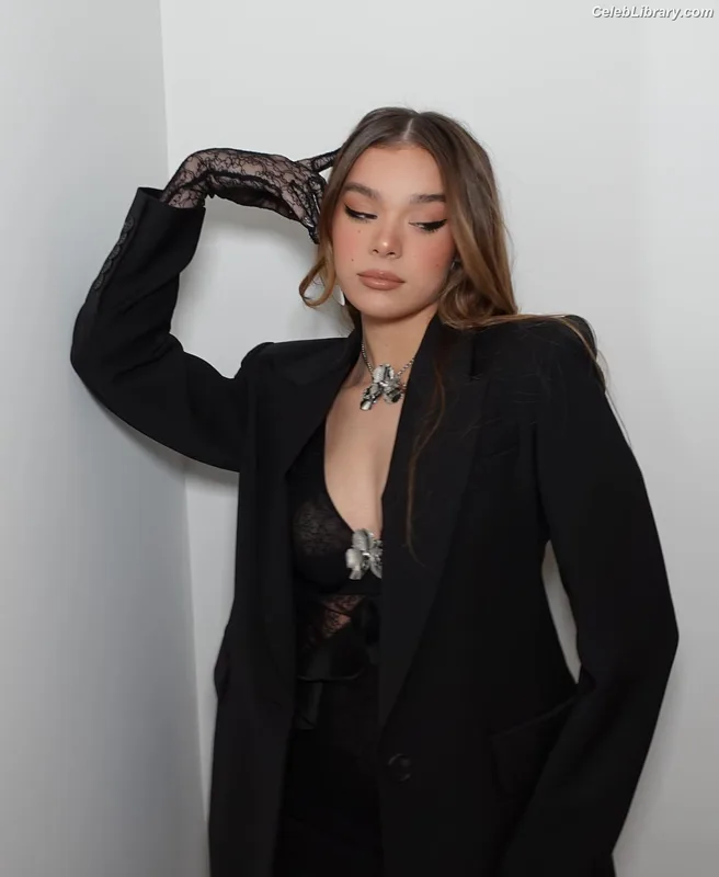 Hailee Steinfeld photo 24 of 1042