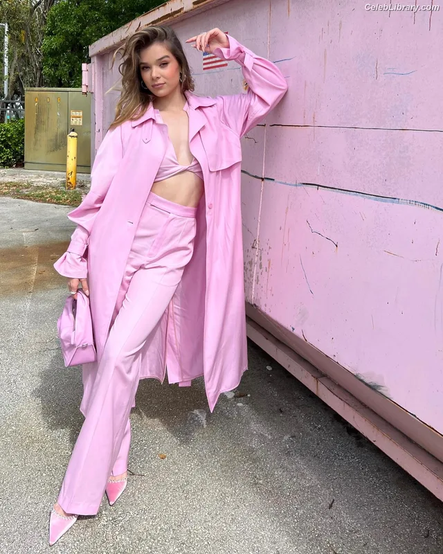 Hailee Steinfeld photo 1 of 1042