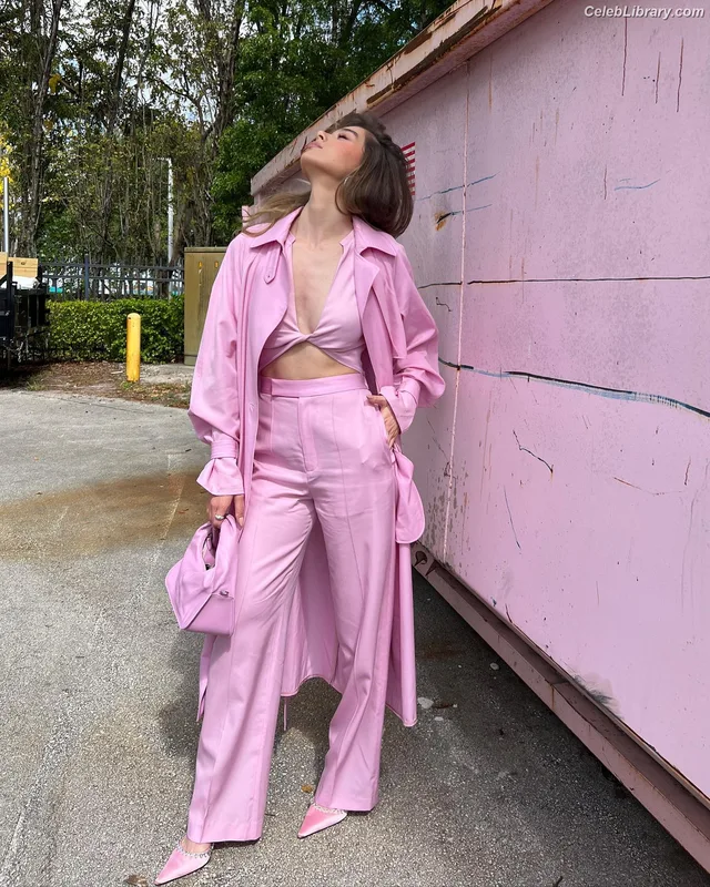 Hailee Steinfeld photo 2 of 1042